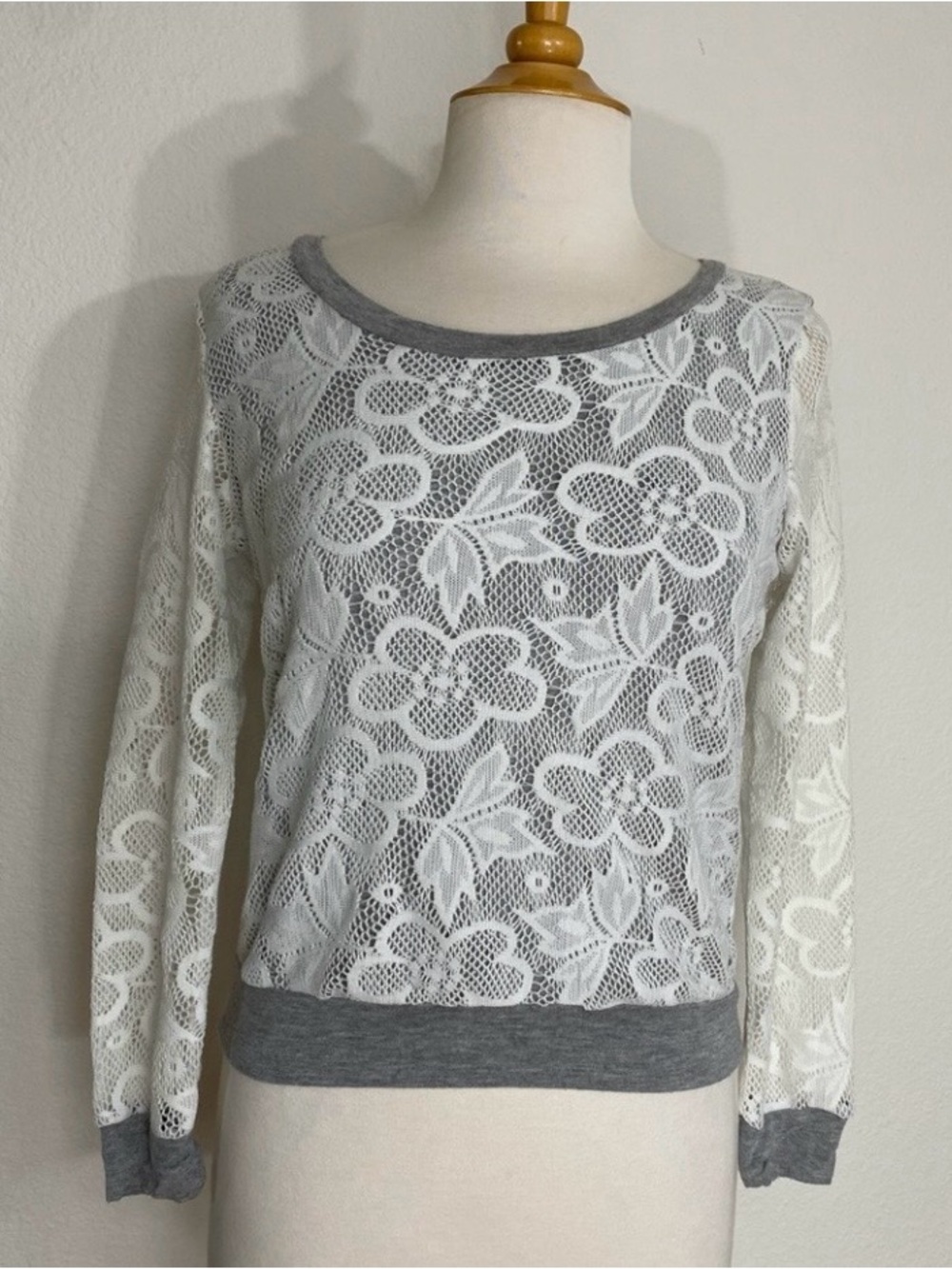 3/$25 Bozzolo Womens Gray White Overlay Top Size Small Coastal Casual Girly